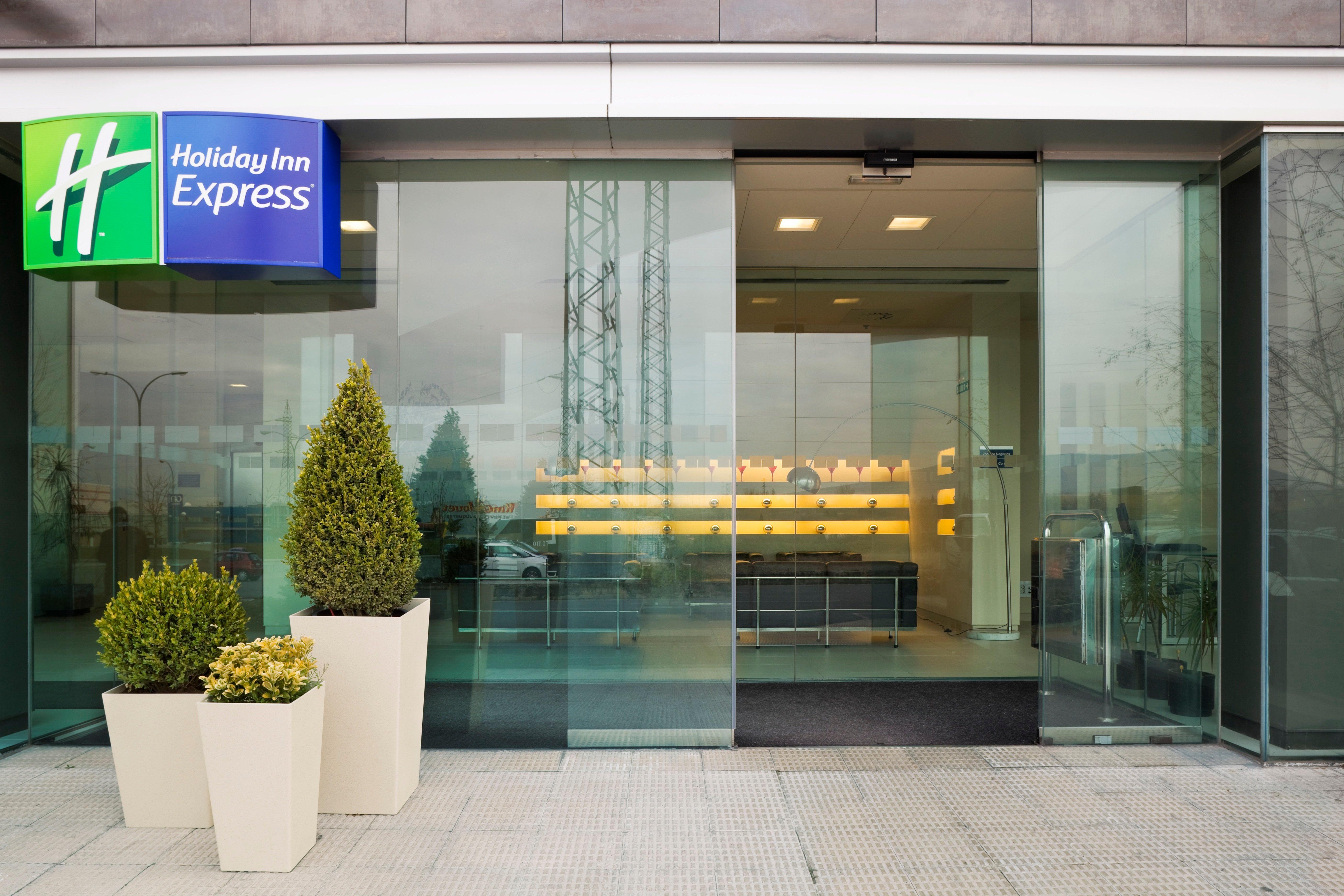 Holiday Inn Express Pamplona By Ihg Mutilva Baja Exterior foto