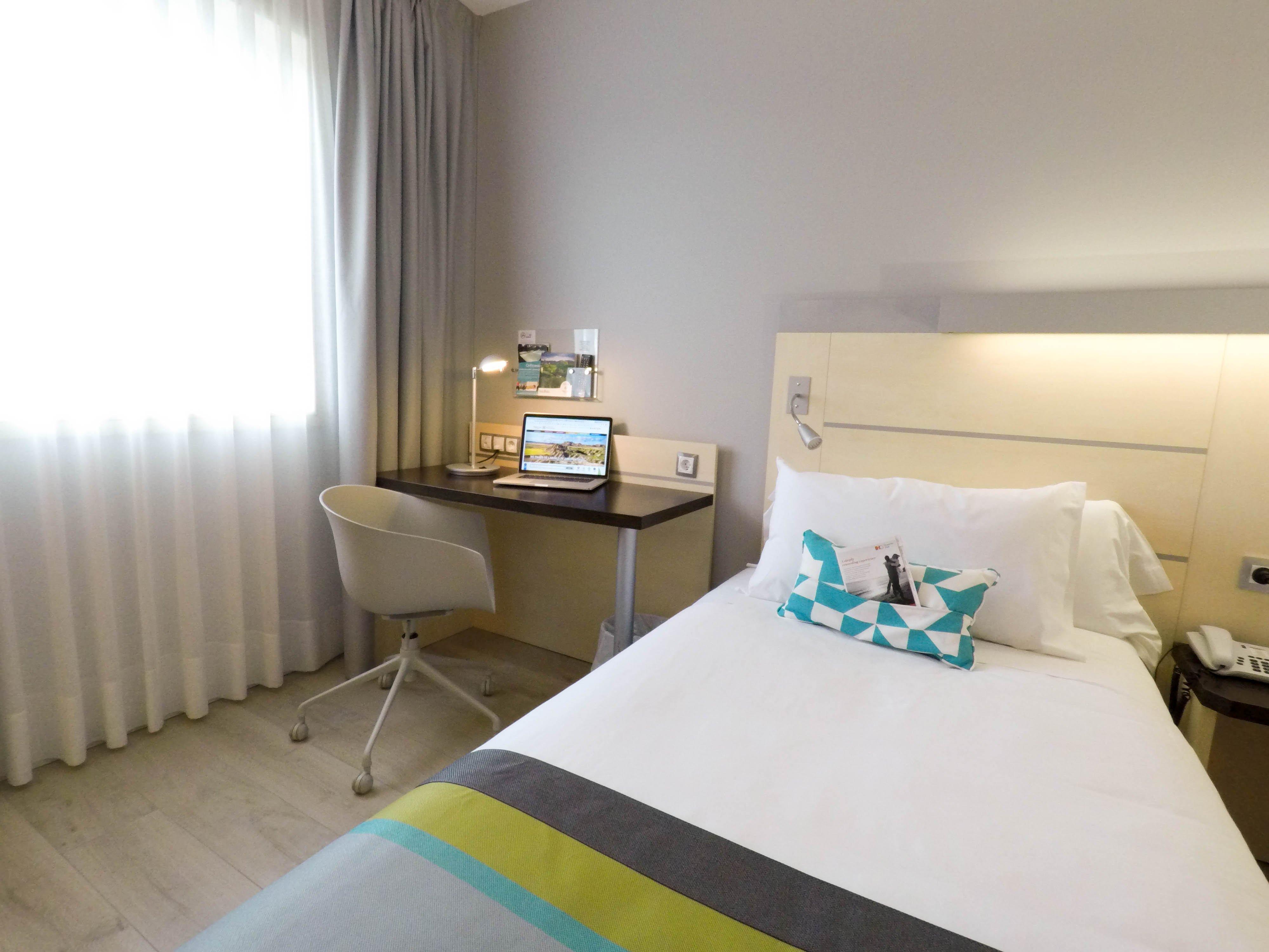 Holiday Inn Express Pamplona By Ihg Mutilva Baja Exterior foto