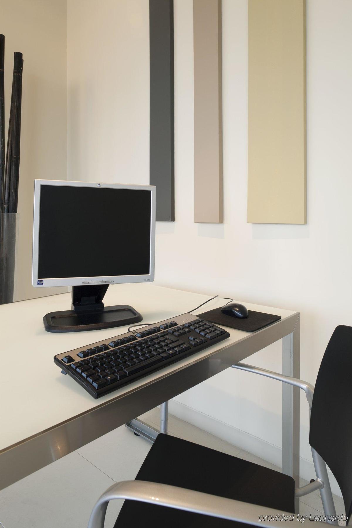 Holiday Inn Express Pamplona By Ihg Mutilva Baja Facilidades foto